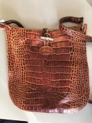 Sac Longchamp bandoulière, marron, effet crocodile. Style chic minimaliste. : photo