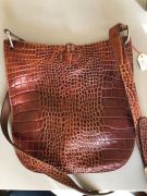 Sac Longchamp bandoulière, marron, effet crocodile. Style chic minimaliste. : photo