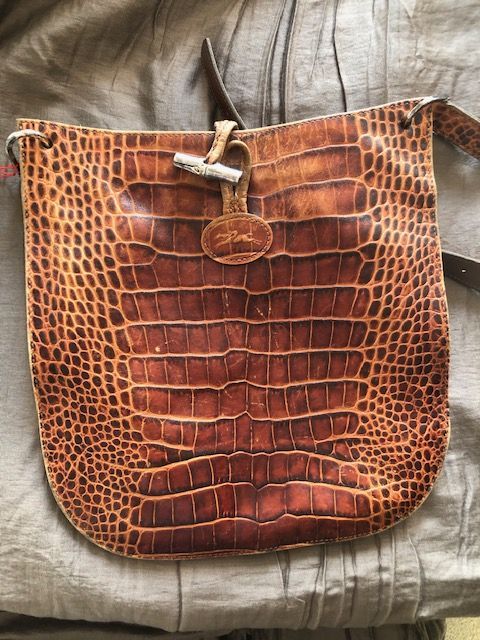 Sac Longchamp bandoulière, marron, effet crocodile. Style chic minimaliste.