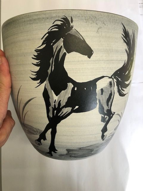 Cache-pot signé (Paul) MILET Sèvres, fait main, numéro 20, décor au cheval. Petit éclat au col, gros éclat non visible sur le fond. Pèse 2kg350. 23,5 de hauteur, diamètre de 25,5 au col et 13,5 à la base.