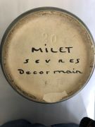 Cache-pot signé (Paul) MILET Sèvres, fait main, numéro 20, décor au cheval. Petit éclat au col, gros éclat non visible sur le fond. Pèse 2kg350. 23,5 de hauteur, diamètre de 25,5 au col et 13,5 à la base. : photo